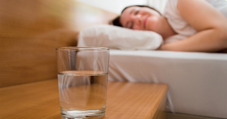 Je li štetno piti vodu koja je odstajala u čaši preko noći ili čak dulje?