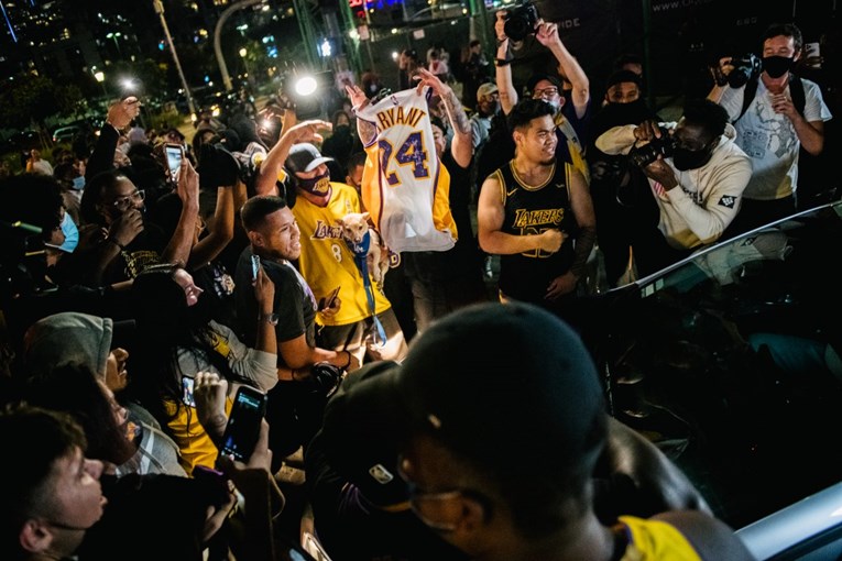 "Kobe, Kobe", orilo se sinoć ispred dvorane Lakersa. Navijači napali policiju