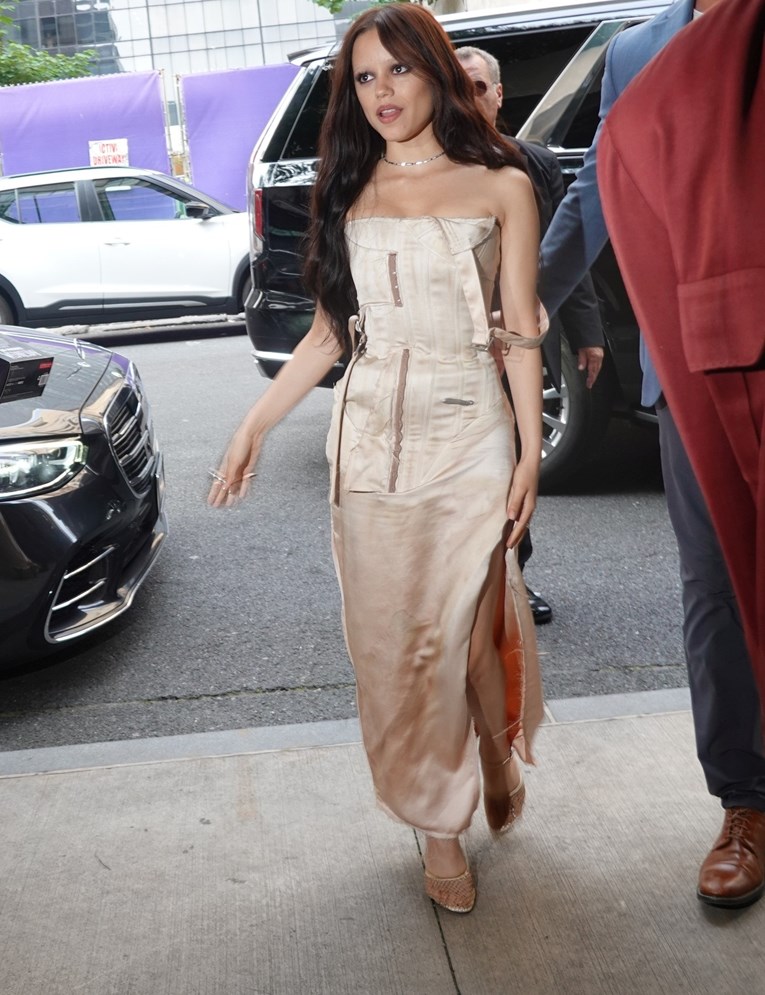 Mrežaste sandale Jenne Ortege ukrale su svu pažnju