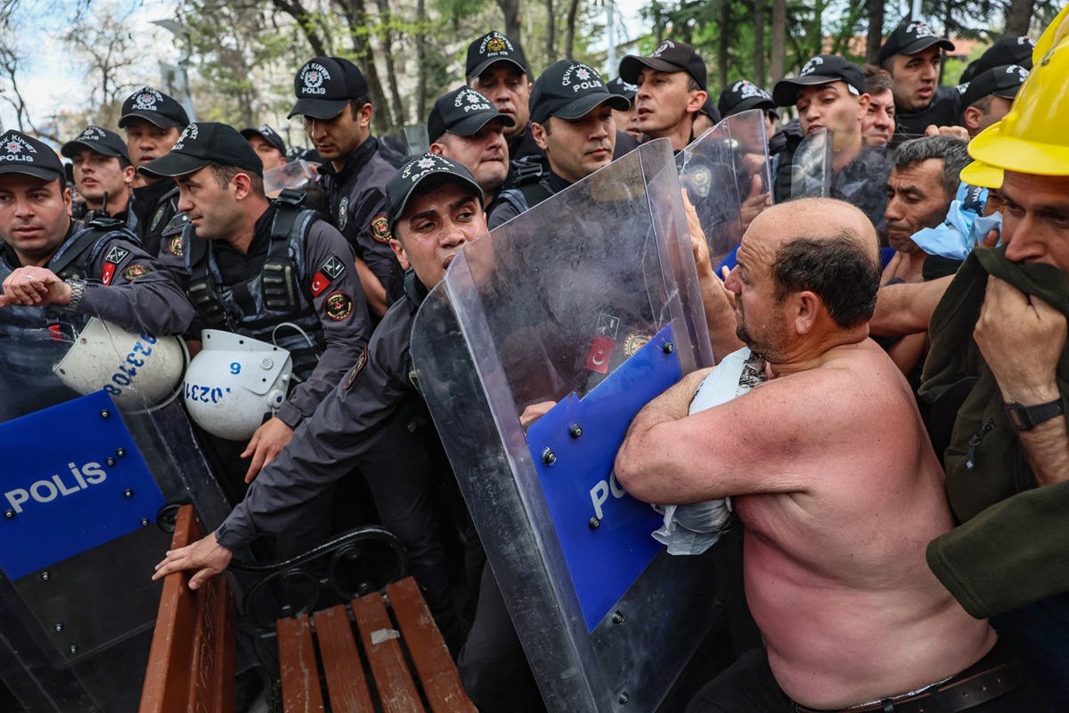 Prosvjed u Ankari pred summit NATO-a. Došlo do sukoba s policijom