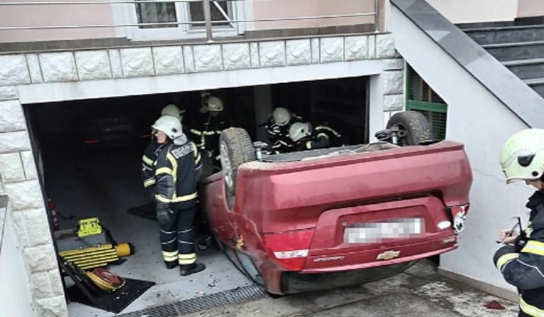 FOTO Autom uletio u garažu obiteljske kuće u Osijeku