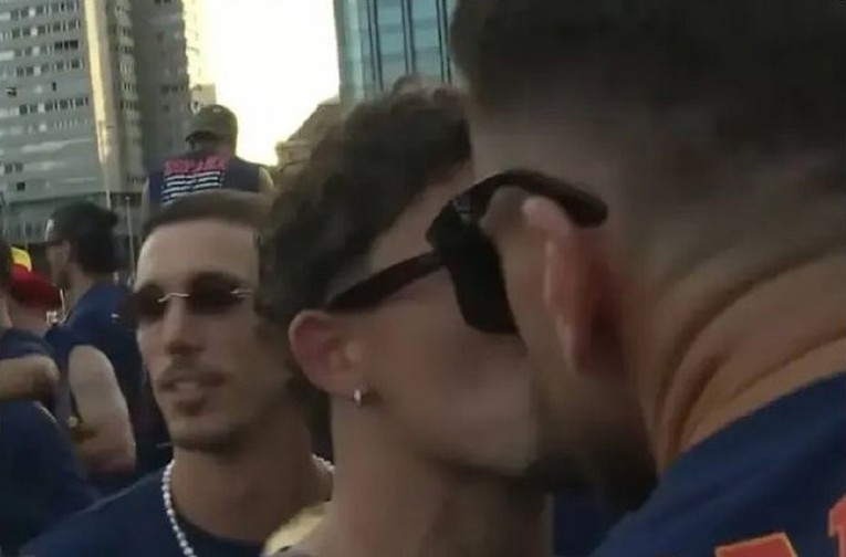VIDEO Španjolski reprezentativci poljubili se u usta na paradi za svjetske prvake