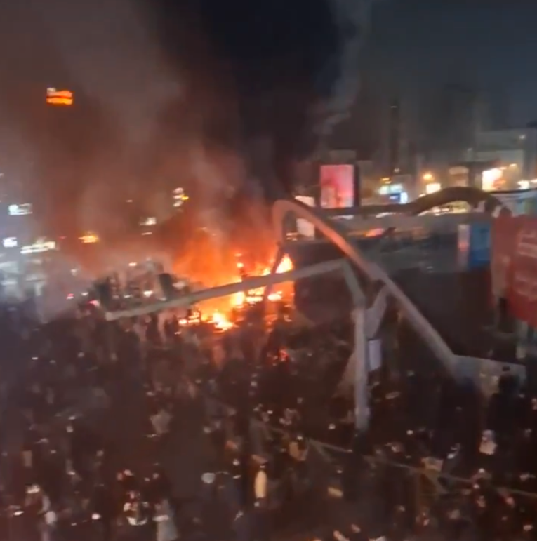 Iran gori, obustavljeni letovi. WSJ: Amerika planira napad