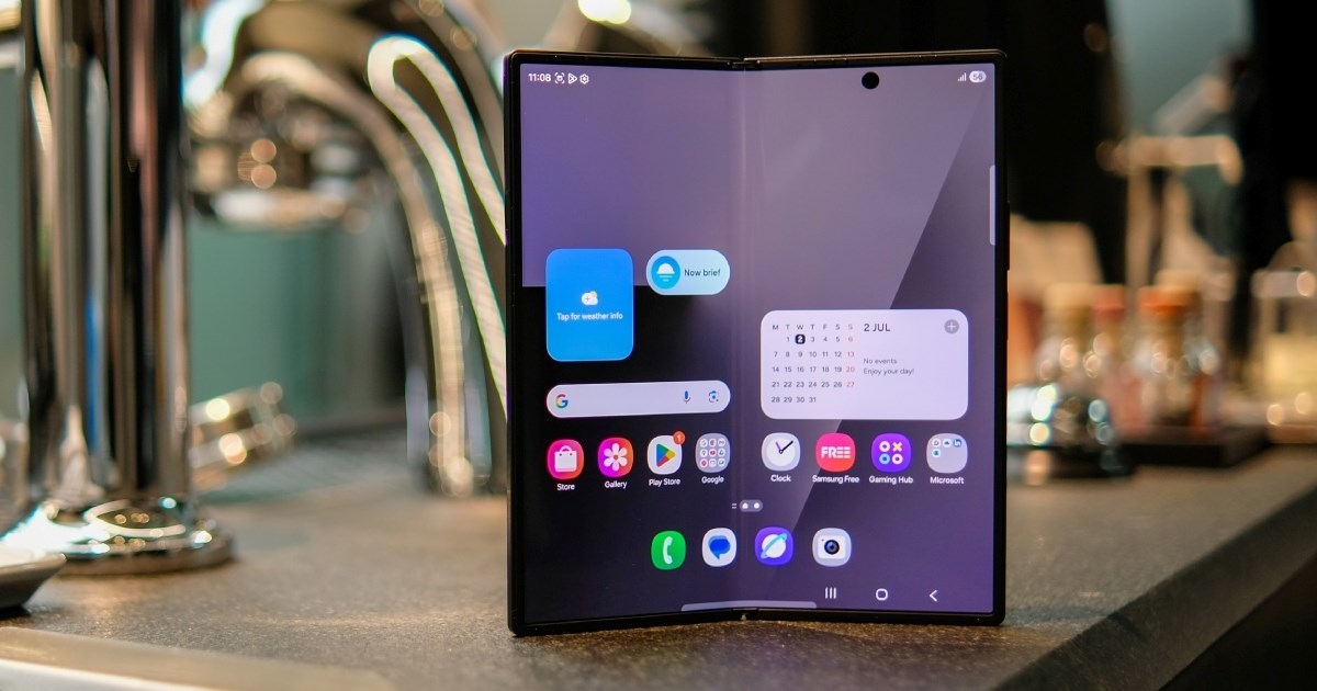 Netko uživo na YouTubeu preklapa Galaxy Z Fold 7 čak 200.000 puta
