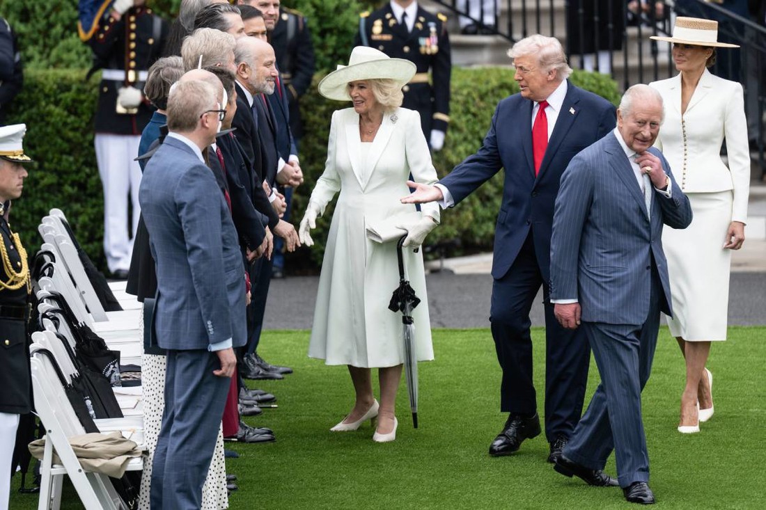 Što se zapravo krije iza "nepristojne geste" Donalda Trumpa prema kraljici Camilli?
