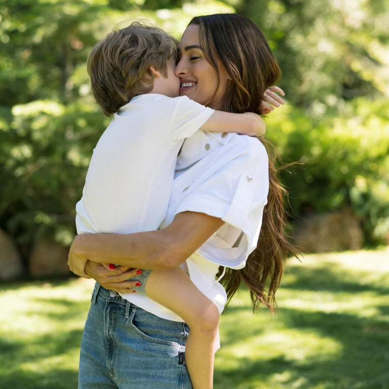 Poljubila sina u usta pa izazvala raspravu. Ona: "Žao mi je reći mu ne"