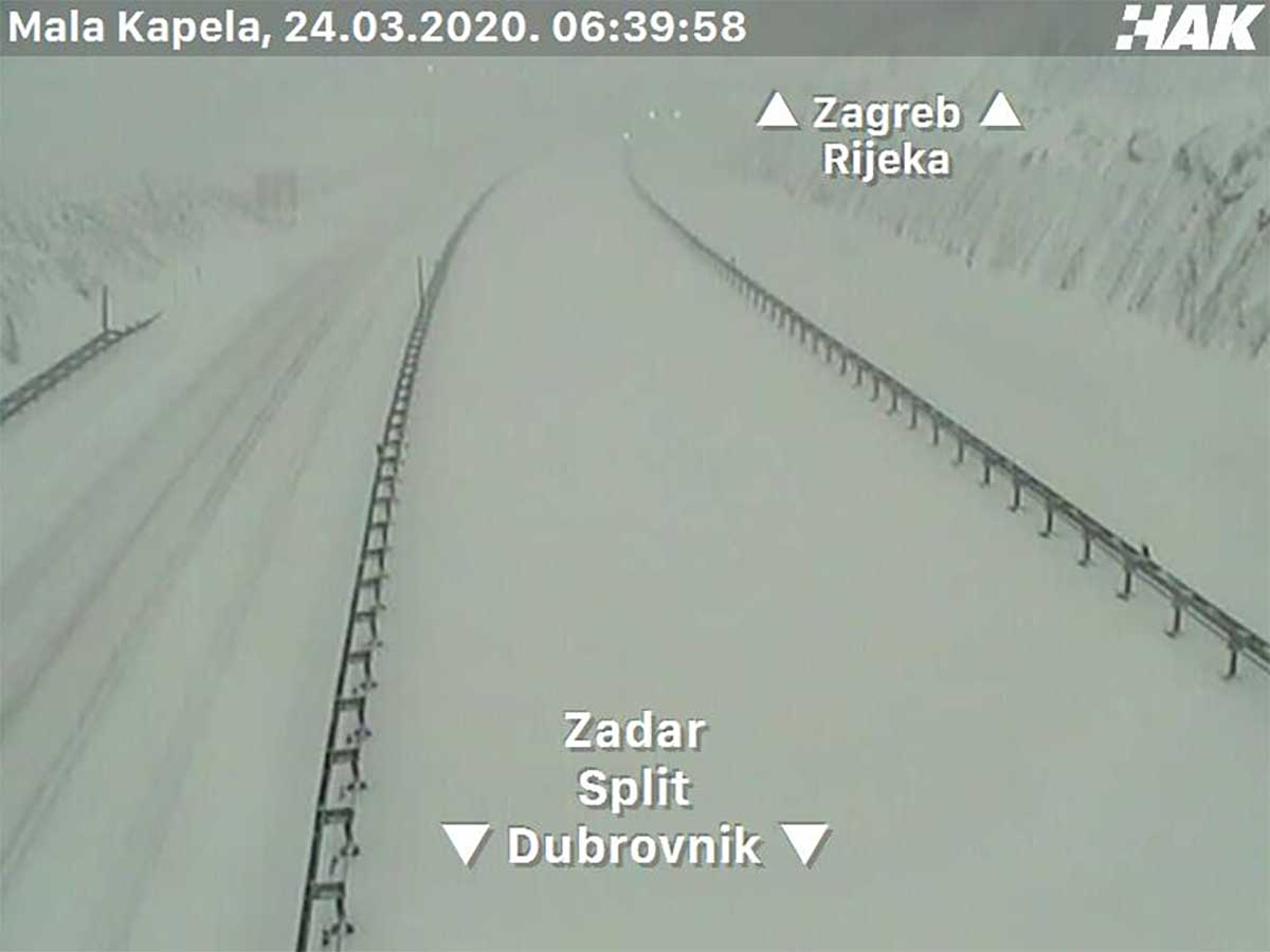 FOTO Dijelovi autoceste zatrpani snijegom, teretni promet prema moru potpuno prekinut