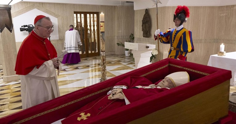 Privremeno balzamirano tijelo pape Franje