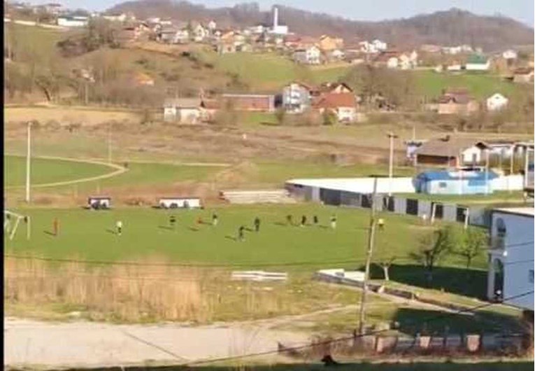 Stanovnike BiH ne brine korona. Sirijci i lokalci igraju nogomet unatoč zabrani