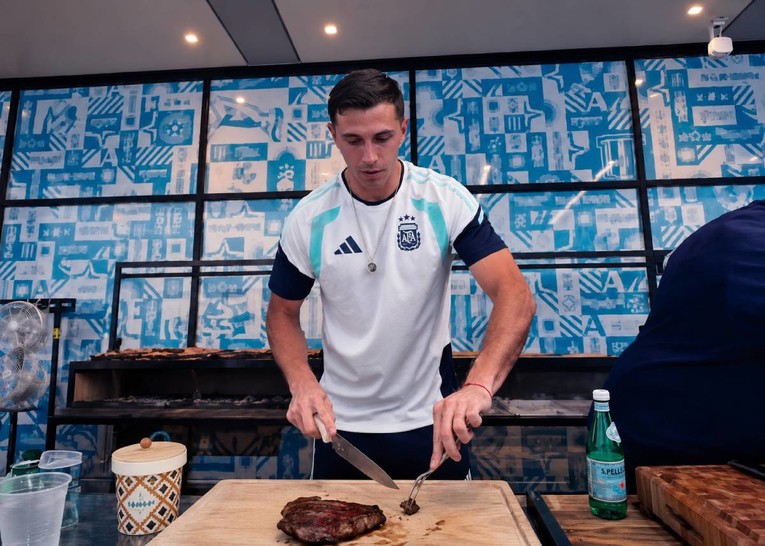 VIDEO Argentinci na SP ponijeli 500 kila mesa. Legenda roštilja i hrani suigrače