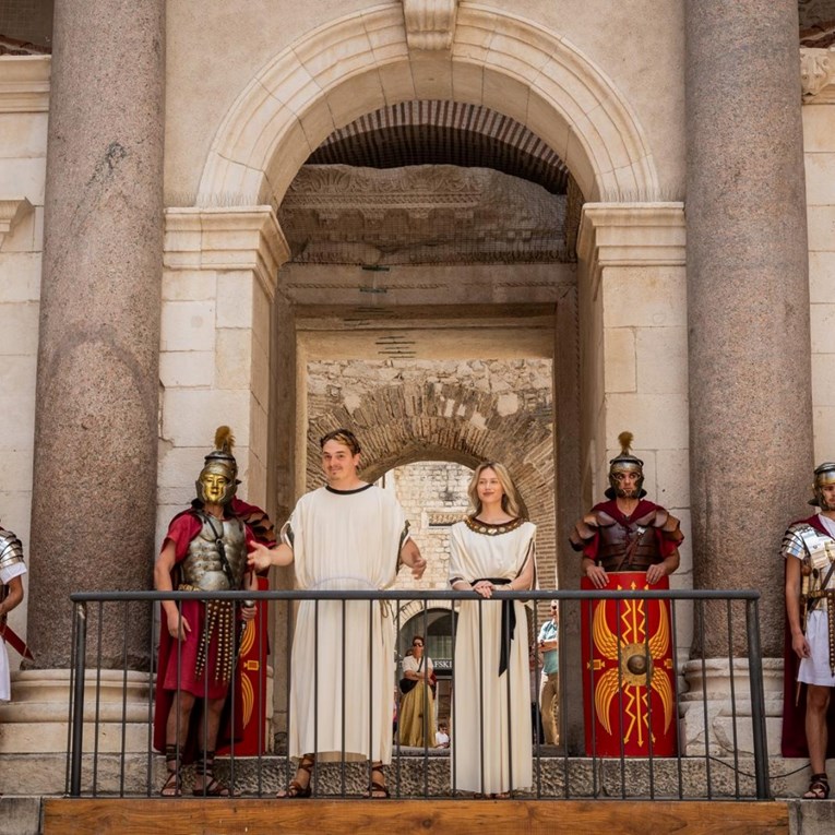 VIDEO U Splitu održana povijesna smjena straže, turisti oduševljeni Dioklecijanom