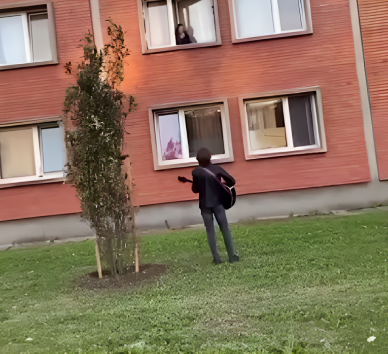VIDEO Romantika ispred studentskog doma: Djevojci pod prozorom otpjevao Čolićev hit