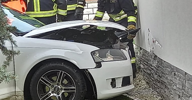 FOTO Prometna nesreća u Prelogu, automobil odletio u fasadu. Jedna osoba ozlijeđena