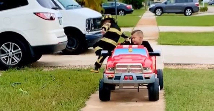 Snimka trogodišnjeg vatrogasca na intervenciji postala hit: "Najslađe ikad"