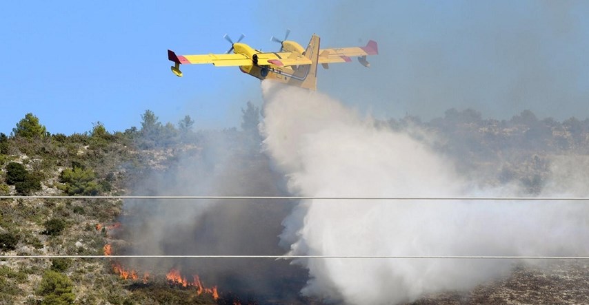 VIDEO Ljudi dronovima snimali strašan požar u Dalmaciji, vatrogasci odmah reagirali