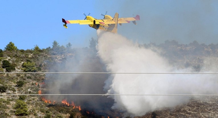VIDEO Ljudi dronovima snimali strašan požar u Dalmaciji, vatrogasci odmah reagirali