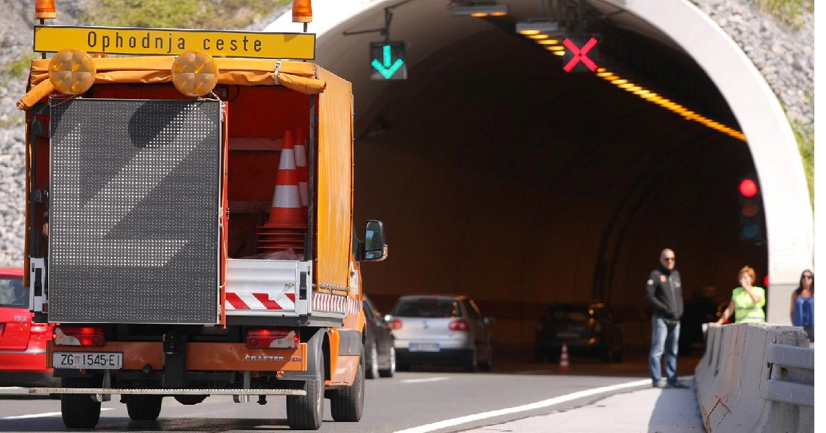 Vozilo u kvaru u tunelu Vršek na A6 u smjeru Rijeke