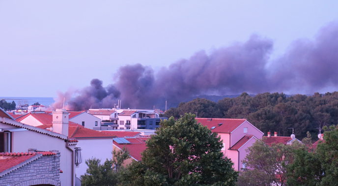 Noćas izbio požar u marini u Medulinu. Izgorjelo 20 brodica, još nije ugašen