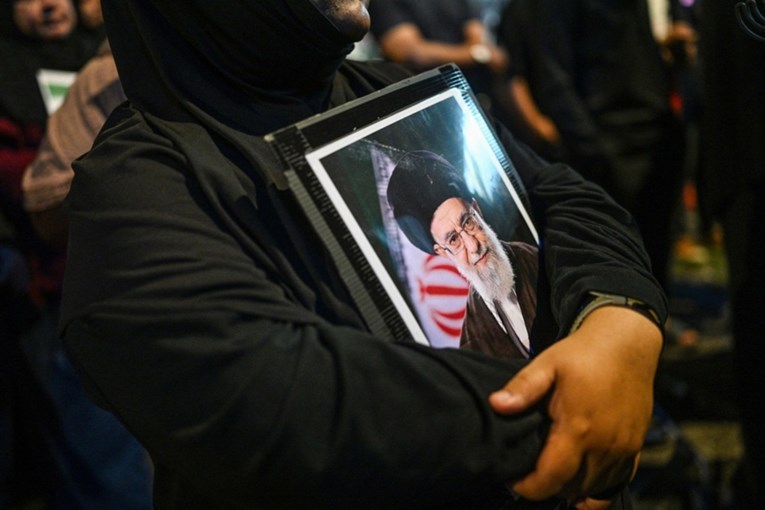 Ubijeni su ajatolah i većina vodstva, ali iranski režim još nije pao. Kako?