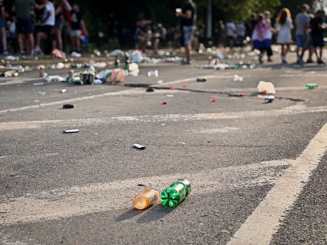 Pogledajte hrpu smeća koju su iza sebe ostavili Thompsonovi fanovi