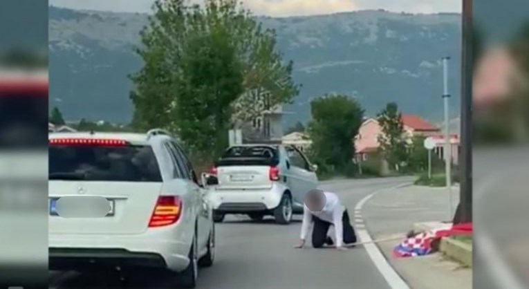 VIDEO Barjaktar u Hercegovini ispao iz auta u svadbenoj povorci