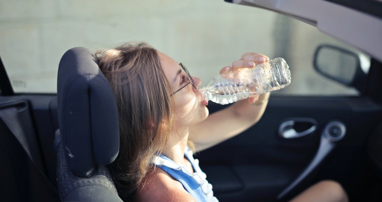 Pet opasnosti konzumiranja flaširane vode kojih niste svjesni