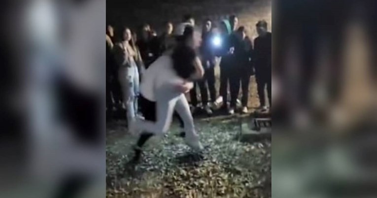 Tučnjava više tinejdžerica u Zadru. Mladići snimali i bacali petarde: "Pogodi je!"