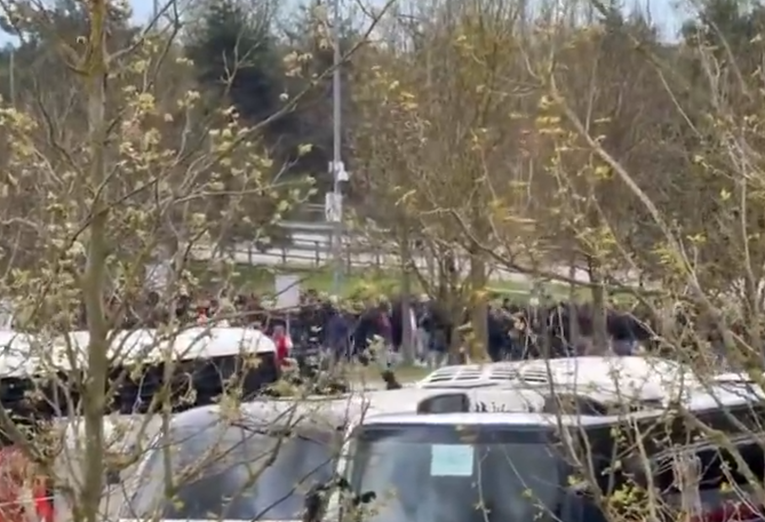 Masovna tučnjava 1000 navijača Bayerna i Stuttgarta. 500 ih je uhićeno