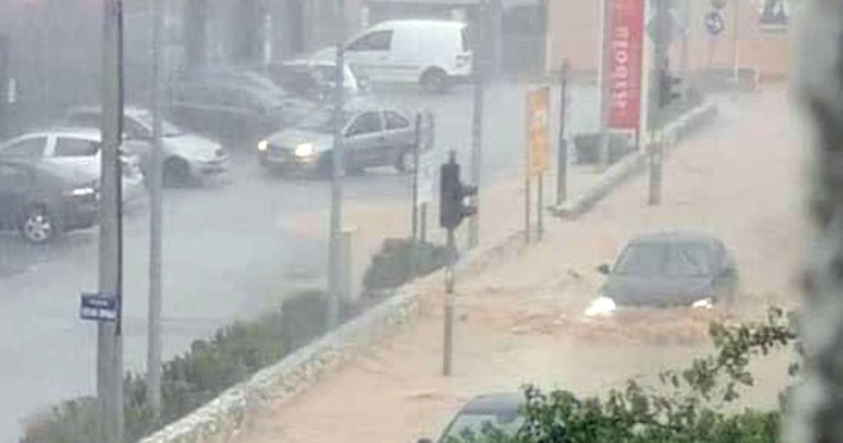 VIDEO Zbog kiše prometni kolaps u Kaštelima. Policija: Ne koristite magistralu