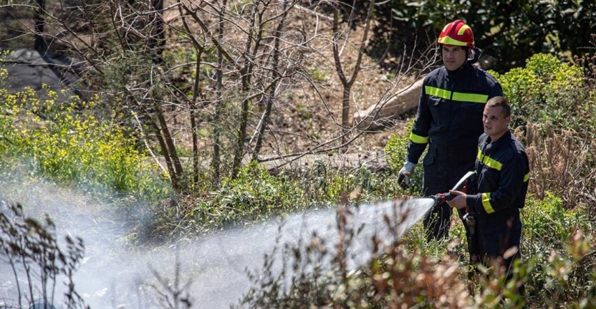 Lokaliziran požar kod Pule, izgorjelo 10 hektara trave