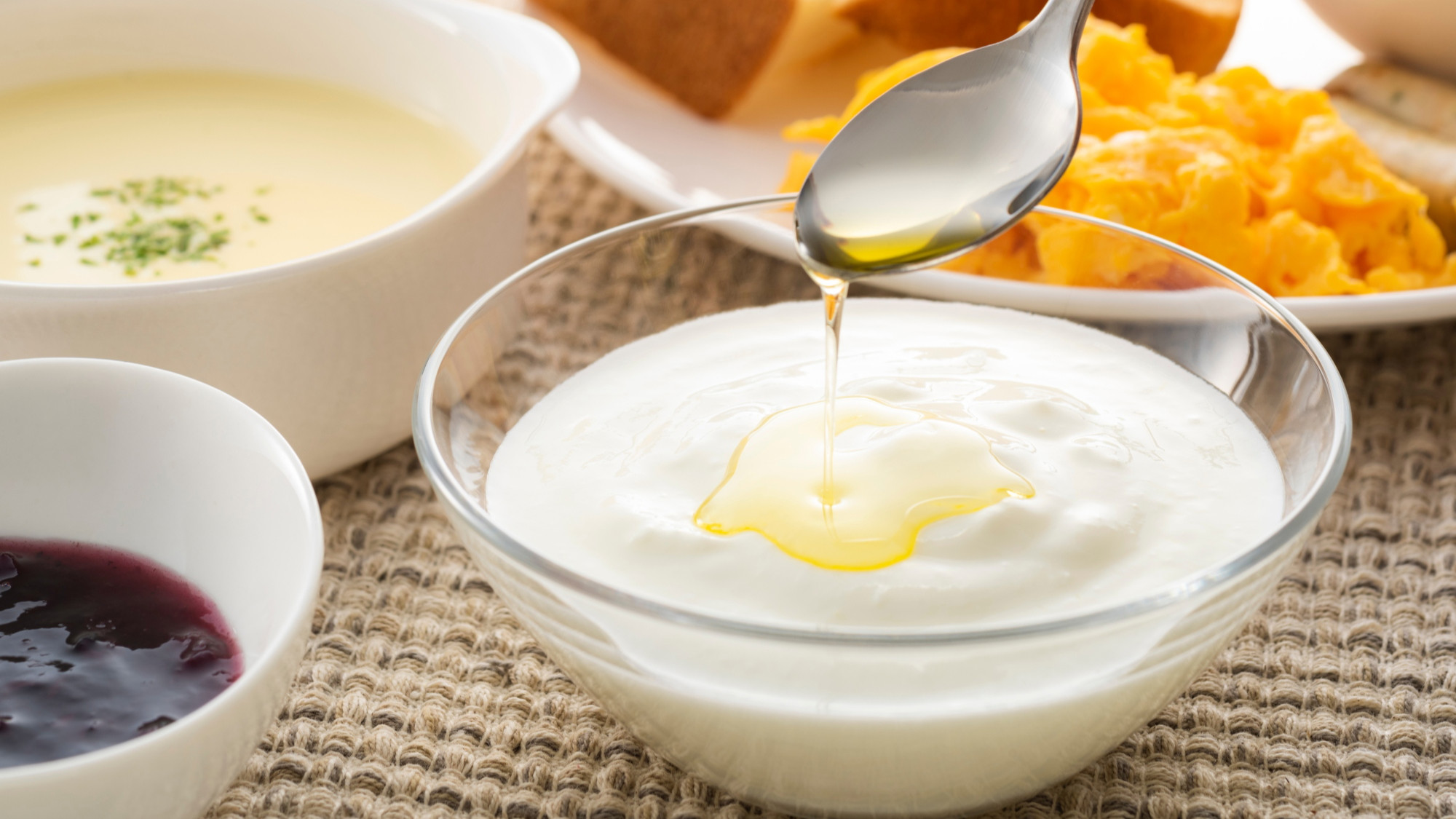 Jedete jogurt za doručak? Dodajte mu jednu namirnicu - mijenja mu okus i teksturu
