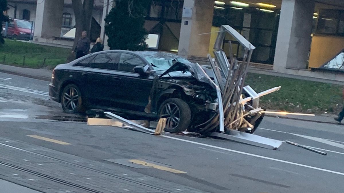 Autom se zaletio u tramvajsku stanicu u Zagrebu