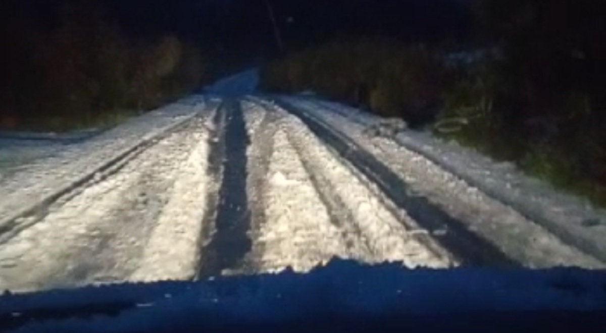 VIDEO Čitatelj poslao snimku s Hvara, vozi po cesti punoj leda