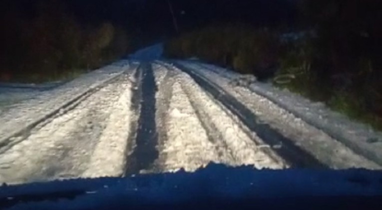 VIDEO Čitatelj poslao snimku s Hvara, vozi po cesti punoj leda