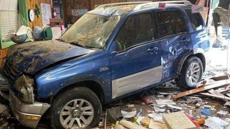 Auto se zabio u vrtić u SAD-u, 19 djece prevezeno u bolnicu