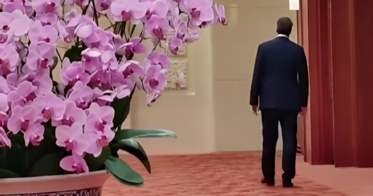 Vučić na summitu u Pekingu sam tumarao praznim hodnikom. Video je hit na internetu