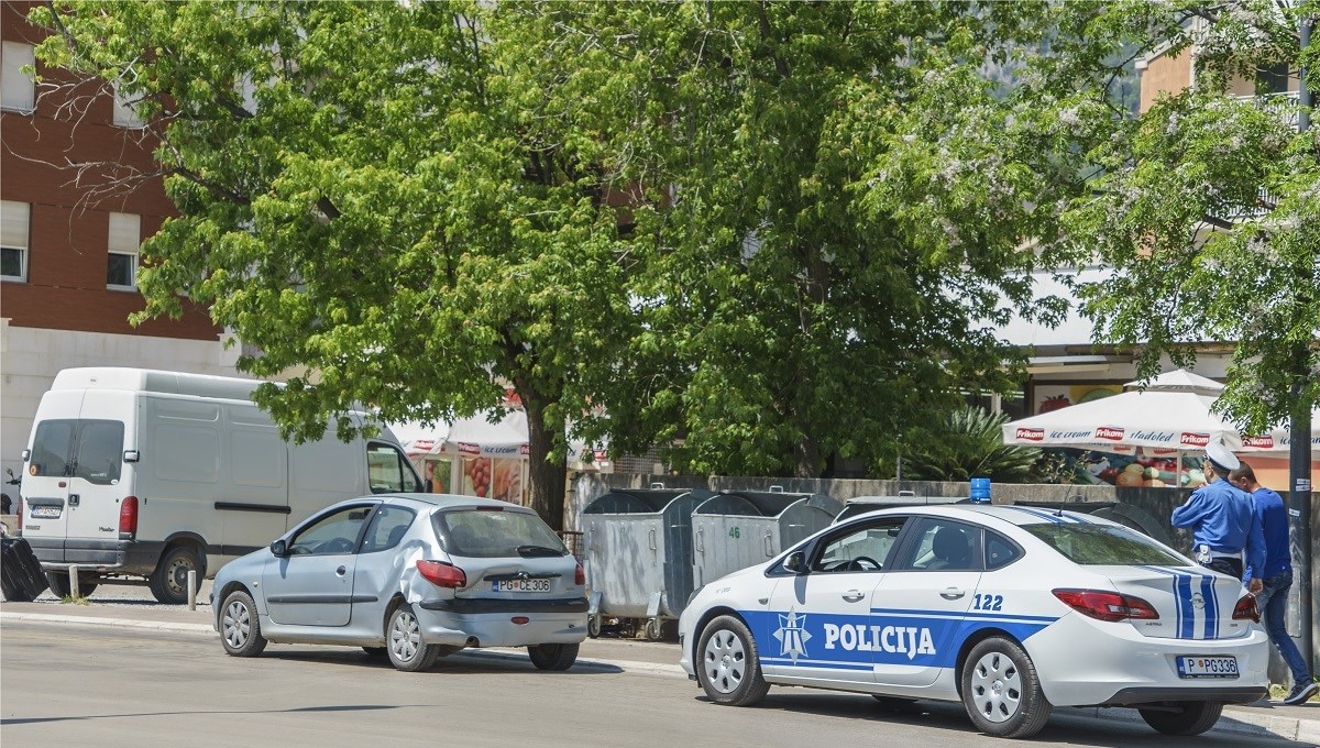 U Crnoj Gori pokušao nasilu poljubiti curu na ulici. Izudarala ga je pa dobila kaznu