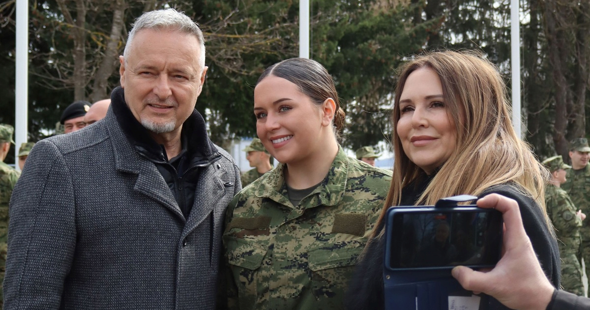 FOTO I VIDEO Thompson sa suprugom stigao na prisegu kćeri Dive