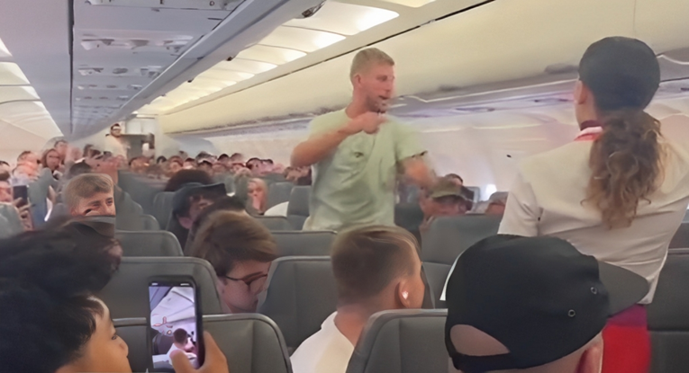 VIDEO Uhićen je mladić koji je na letu iz Zadra pokušao otvoriti vrata aviona