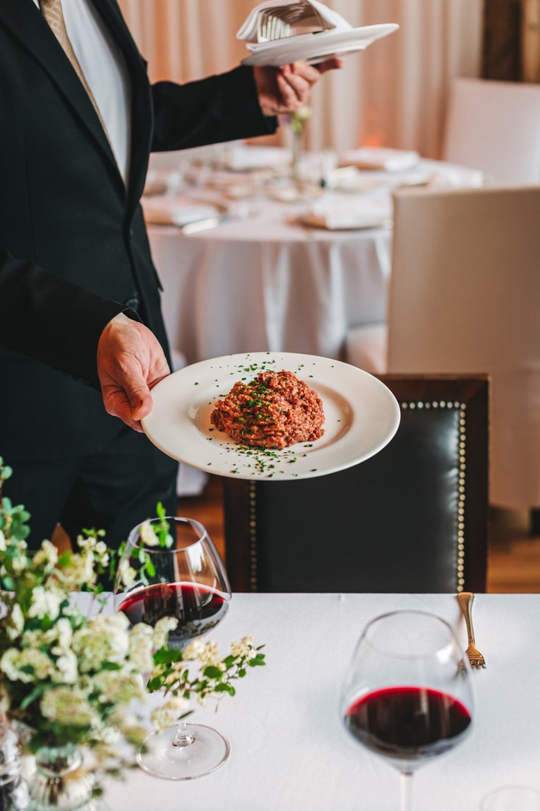 Uskrsna ponuda u hotelu Esplanade: Ručak i vikend-paket