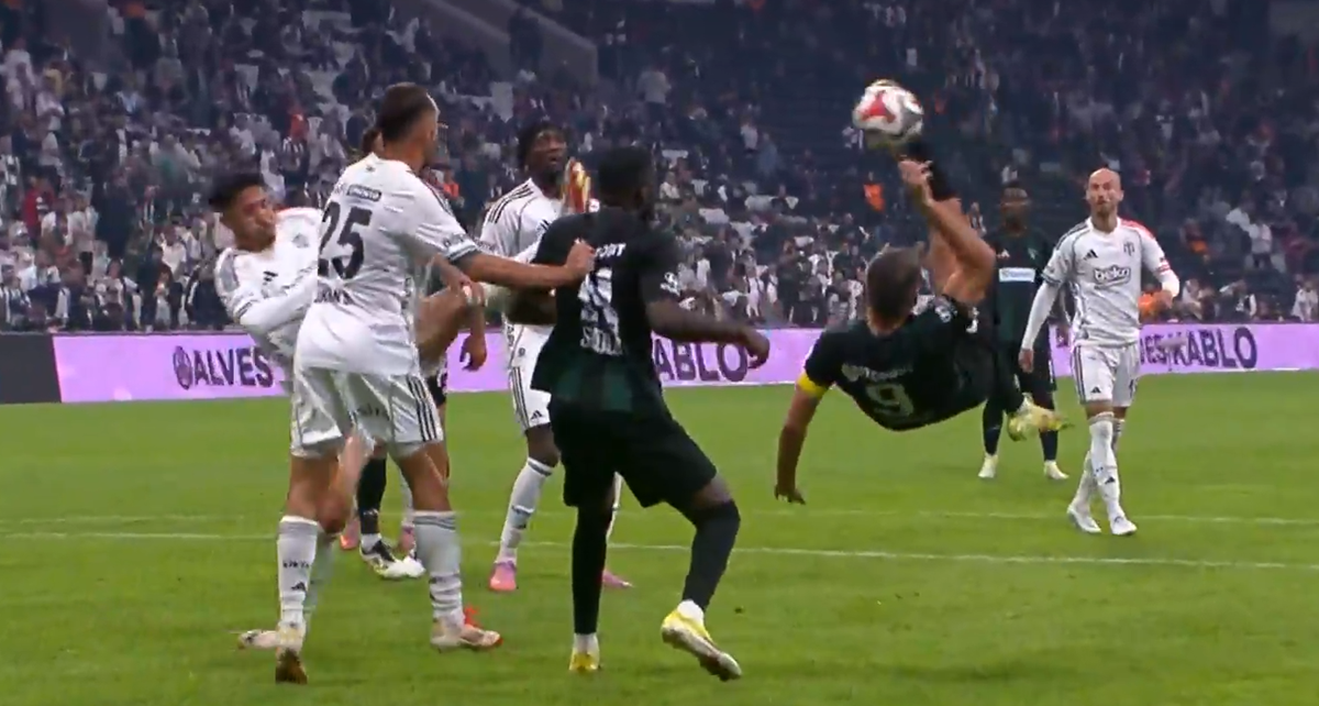 Petković napravio spektakularne škarice. Komentator: U, kakav bi ovo bio gol