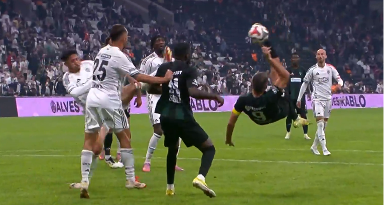 Petković napravio spektakularne škarice. Komentator: U, kakav bi ovo bio gol