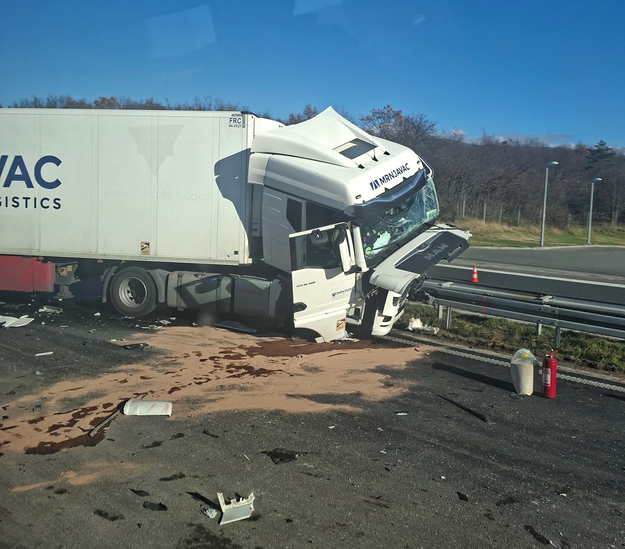 Kamion udario u ogradu na A6, promet usporen