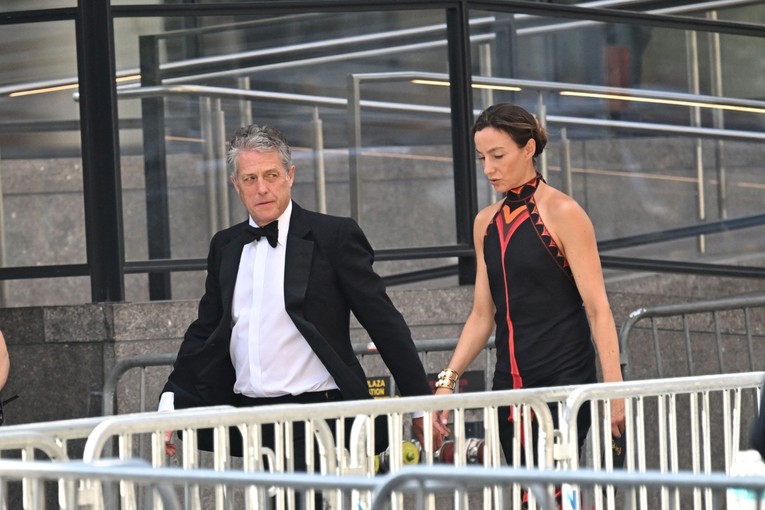 Hugh Grant iznenadio fanove dolaskom na vjenčanje Taylor Swift i Travisa Kelcea