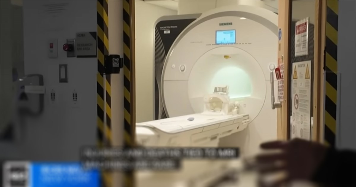 Amerikanac nosio metalni lanac. Povukao ga aparat za magnetsku rezonancu. Umro je