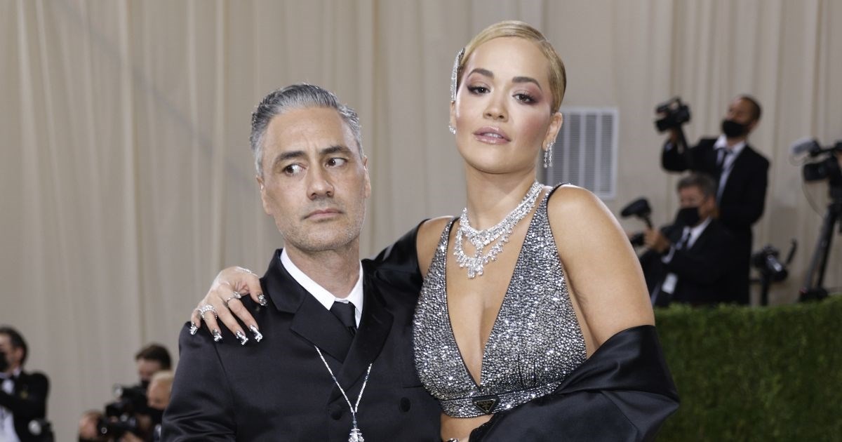 Rita Ora i Taika Waititi tajno su se vjenčali? Odao ih prsten na njegovoj ruci