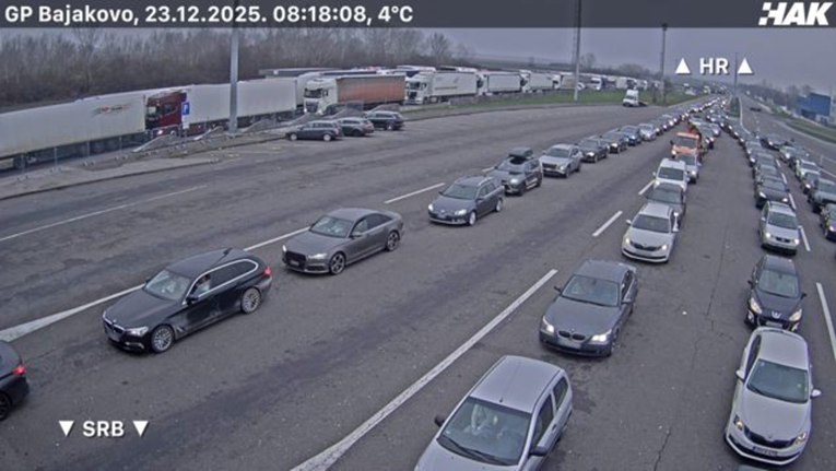 Ponegdje na cestama ima magle, moguća poledica. Velika kolona kamiona pred Bajakovom