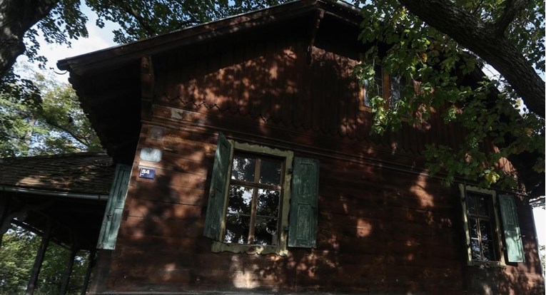 Kod Topuskog i Gvozda sa šest drvenih kuća ukrali hrastove planjke. Uhićeni su