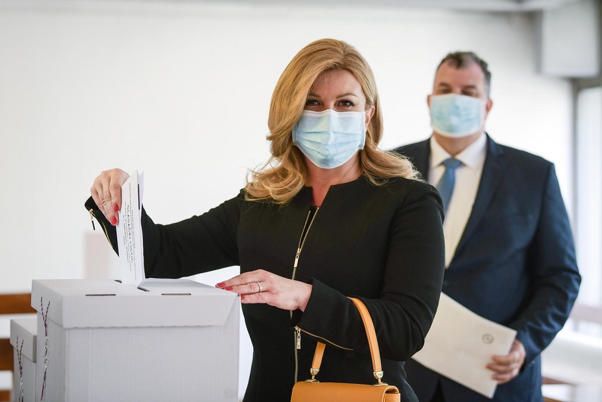 Kolinda na glasanju privukla pažnju za nju neuobičajenim modnim dodatkom