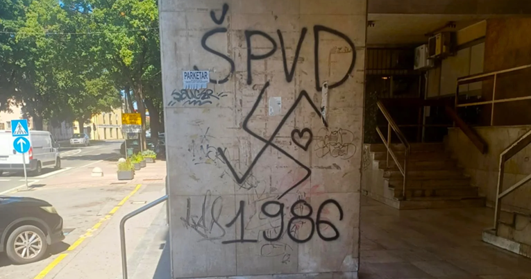 FOTO U Bjelovaru iscrtani kukasti križevi